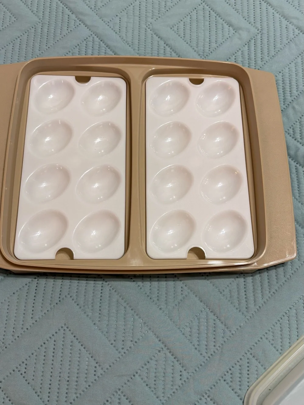 Vintage Tupperware Deviled Egg Keeper (Model 723-3) Almond/Tan 16 Egg Capacity